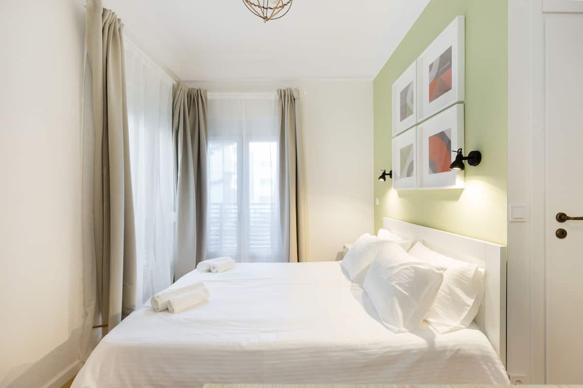 Premier Apartment, 1 Katil Ratu (Queen), Non Smoking, Garden View | Peralatan tempat tidur premium, langsir/tirai gelap terus