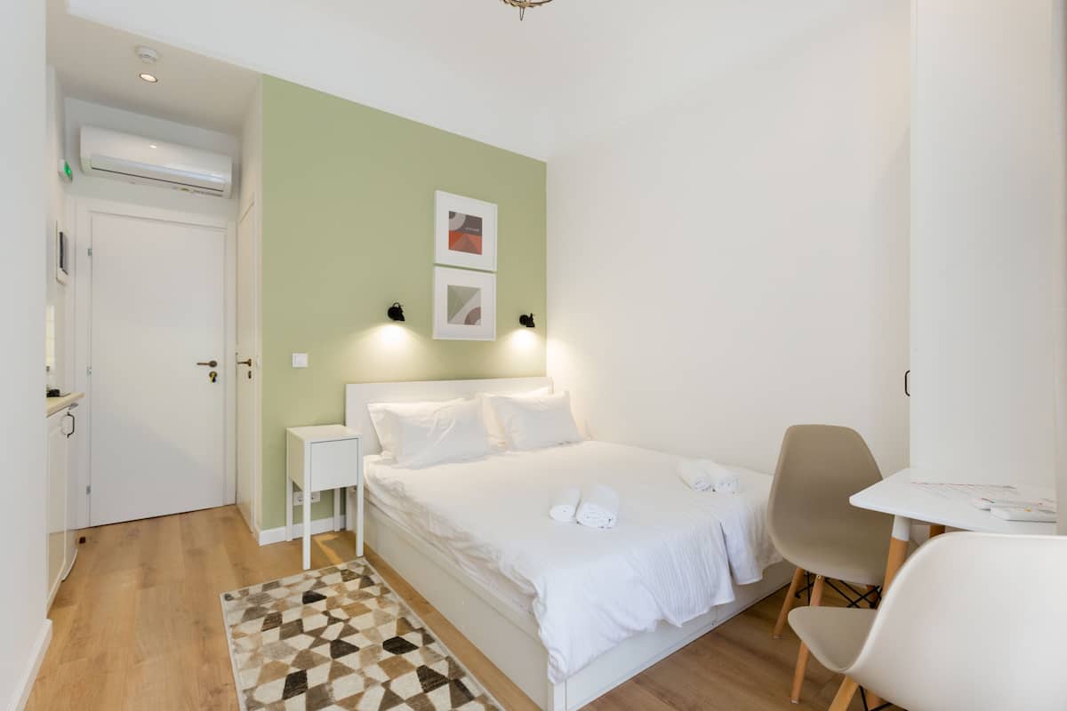 Studio – standard, 1 queensize-seng, ikke-røyk, byutsikt | Sengetøy av topp kvalitet, blendingsgardiner og strykejern/-brett