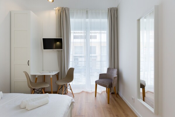 Standard Studio, 1 Queen Bed, Non Smoking, City View | Premium bedding, blackout curtains, iron/ironing board, free WiFi - Dinostratus House (Athens)