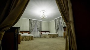 جناح عائلي | خزنة داخل الغرفة وستائر تعتيم وتجهيزات عازلة للصوت وواي فاي مجانًا