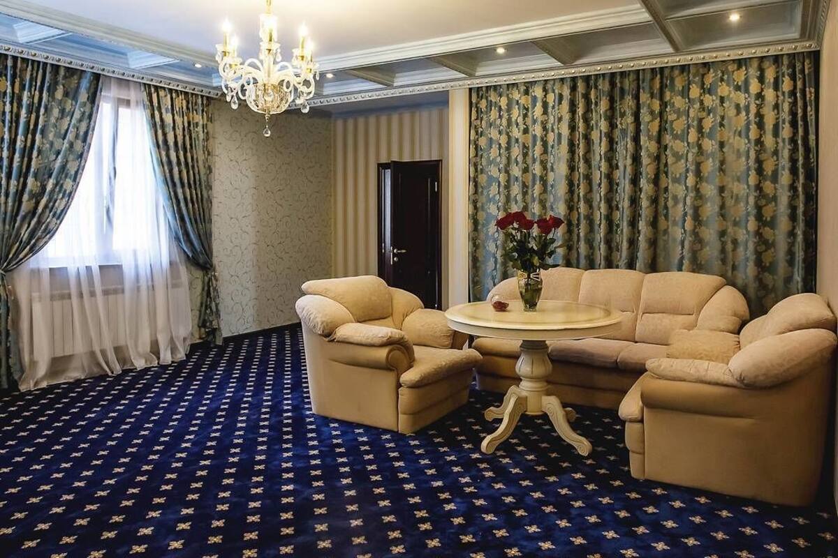 Suite, Mountain View | In-room safe, blackout curtains, soundproofing, free WiFi