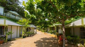A courtyard with multiple rooms, each with a balcony and potted plants. - Camping El Far (Calella)