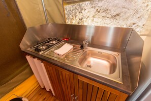 Superior Tent, Beach View (Caribe) | Private kitchen | Full-size fridge, microwave, stovetop, coffee/tea maker - Camping El Far (Calella)