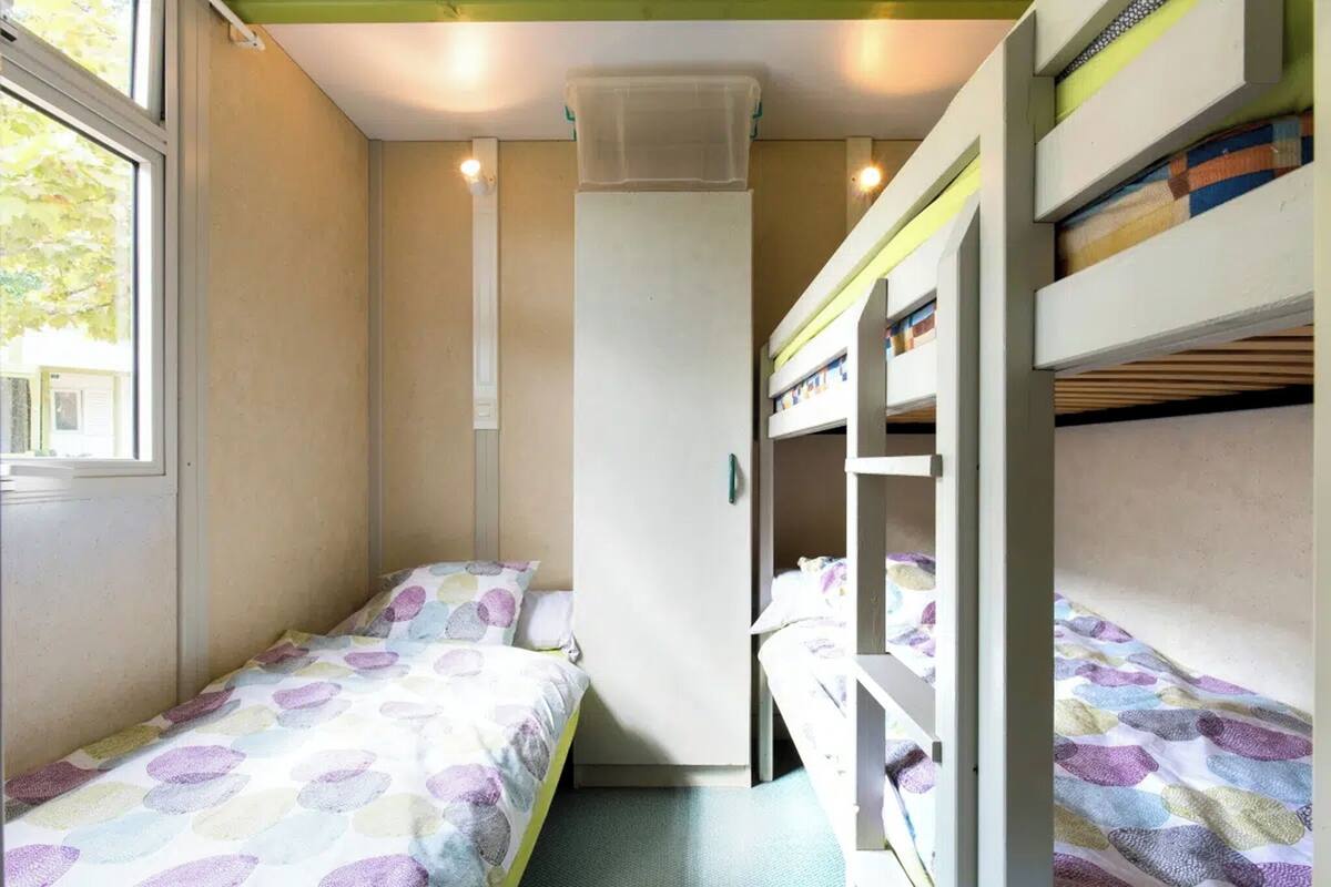 Tabla de planchar con plancha, cunas, wifi gratis y ropa de cama 