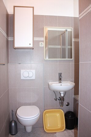 Apartment, 1 Bedroom | Bathroom | Shower, towels - Apartment Jasenka (Pag)