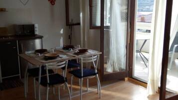 Apartment, 1 Schlafzimmer | Essbereich im Zimmer