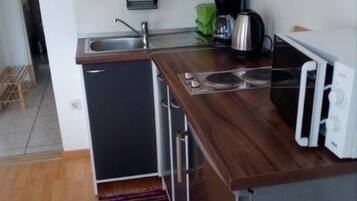 Apartment, 1 Schlafzimmer | Eigene Kochnische | Kühlschrank, Mikrowelle, Herdplatte, Wasserkocher mit Kaffee-/Teezubehör