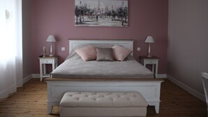 A bedroom with a bed, two bedside tables, and a bench. - La Part Des Anges (Mardeuil)