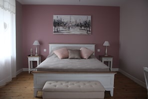 Romantic Room, 1 Queen Bed, Non Smoking (Chambre Charme) | 1 bedroom, premium bedding, individually decorated - La Part Des Anges (Mardeuil)