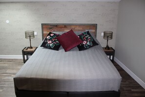 Chambre Standard, 1 grand lit, non-fumeur (Chambre Atelier) | 1 chambre, literie de qualité, décor unique, ameublement unique