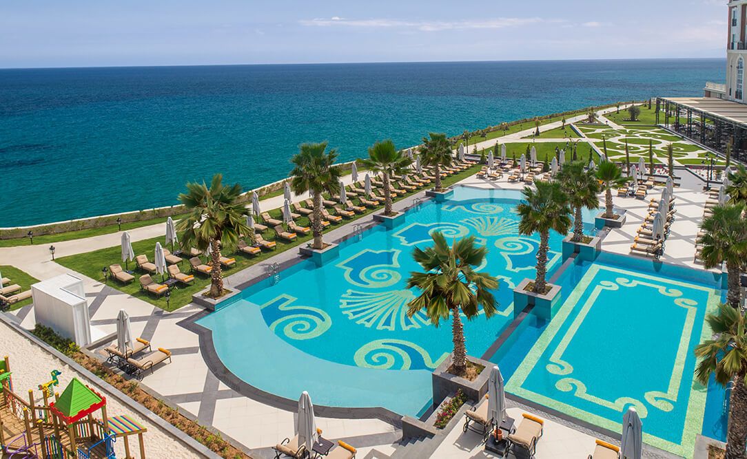 Kapalı yüzme havuzu, 3 açık yüzme havuzu 