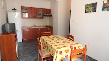 Apartment, 2 Schlafzimmer | Essbereich im Zimmer