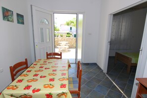Appartement, 2 chambres | Repas dans la chambre