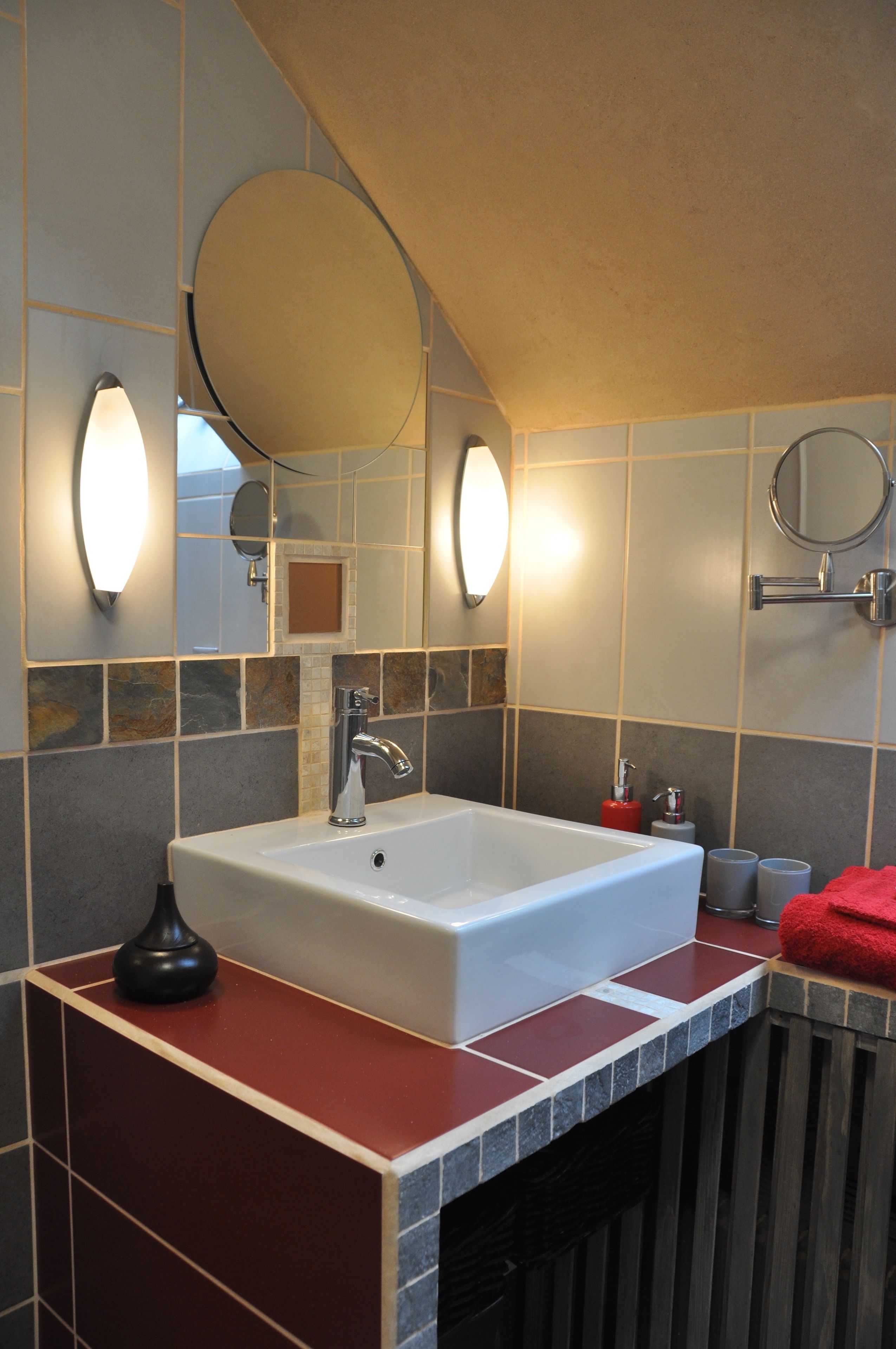 ห้องทริปเปิล (Rouge Terre) | ห้องน้ำ | ฝักบัว, ของใช้ในห้องน้ำฟรี, ไดร์เป่าผม, ผ้าเช็ดตัว