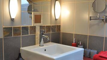 Chambre Triple (Rouge Terre) | Salle de bain | Douche, articles de toilette gratuits, sĂšche-cheveux