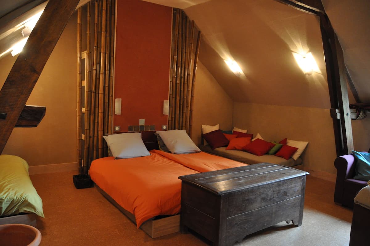 Chambre Triple (Rouge Terre) | Literie de qualité supérieure, bureau, rideaux occultants