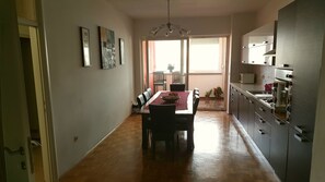 Appartement, 1 chambre | Restauration dans la chambre