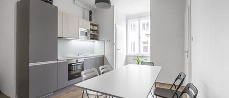 Departamento exclusivo, varias camas, para no fumadores, vista a la ciudad | Cocineta privada | Refrigerador con congelador, horno, parrilla de estufa y lavavajillas