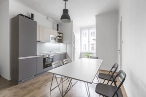 Apartamento exclusivo, várias camas, para não fumantes, vista para a cidade | Cozinha americana privada | Geladeira grande, fogão, cooktop, lava-louças