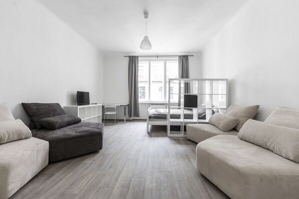 Appartement exclusif, Plusieurs lits, non-fumeur, vue sur la ville | Salle de séjour | Téléviseur au plasma