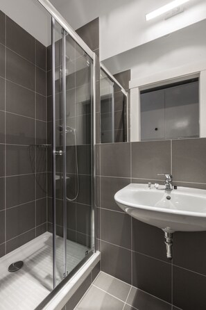 Apartamento exclusivo, várias camas, para não fumantes, vista para a cidade | Banheiro | Chuveiro, produtos de toalete grátis, secador de cabelo 
