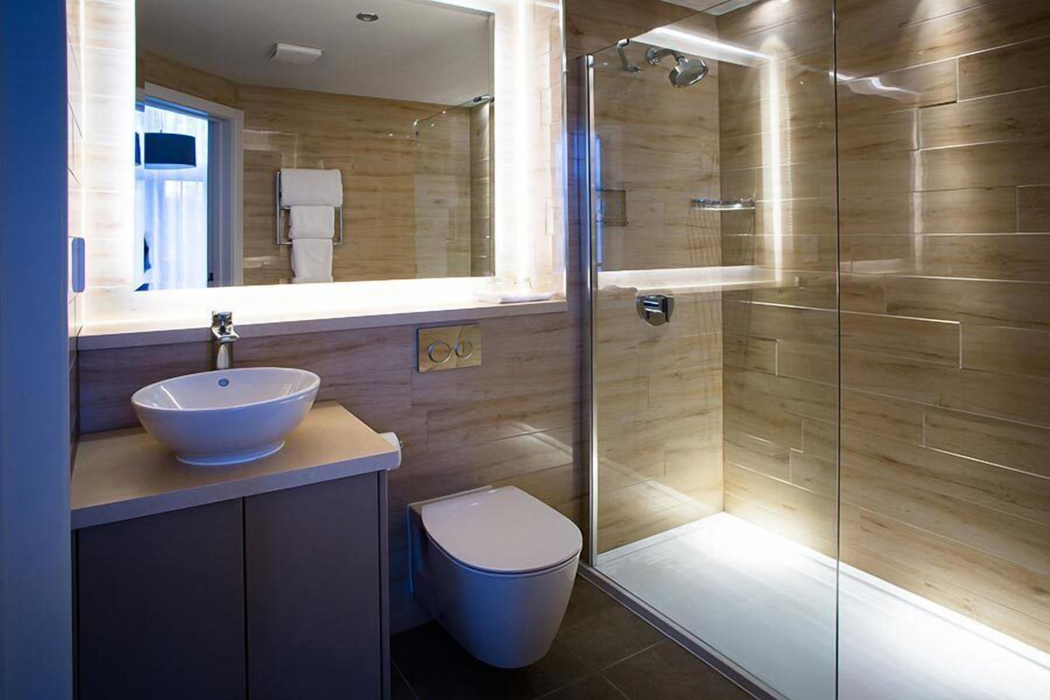Combined shower/bathtub, free toiletries, hair dryer, towels