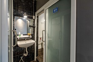 Ducha, artículos de tocador gratuitos, secador de pelo, toallas