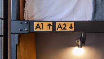 1 Person in 4-Bed Dormitory - Female Only | Escritorio, cortinas blackout y tabla de planchar con plancha