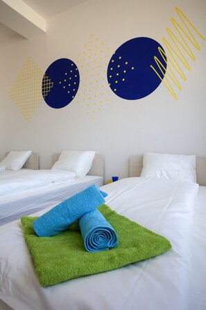 Apartamento, várias camas, para não fumantes, vista para a cidade | 3 quartos, escrivaninha, cortinas blackout