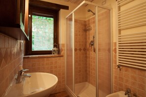 Family Apartment | Bathroom | Shower, hair dryer, bidet, towels