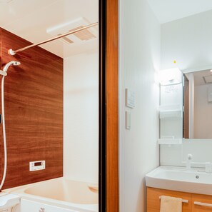 Apartment | Bathroom | Separate tub and shower, deep soaking tub, free toiletries, hair dryer