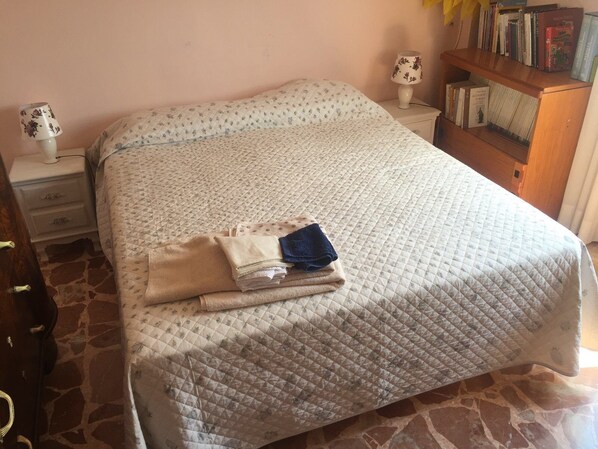 Habitación, 1 cama doble, no fumadores | Cortinas opacas, tabla de planchar con plancha, wifi gratis