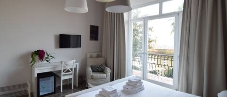 Dobbeltrom – superior | Safe på rommet, skrivebord, blendingsgardiner og lydisolert