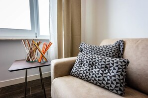 Leilighet – superior | Safe på rommet, skrivebord, blendingsgardiner og lydisolert