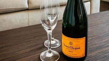 Suite, Bathtub | In-room safe, desk, blackout curtains, soundproofing