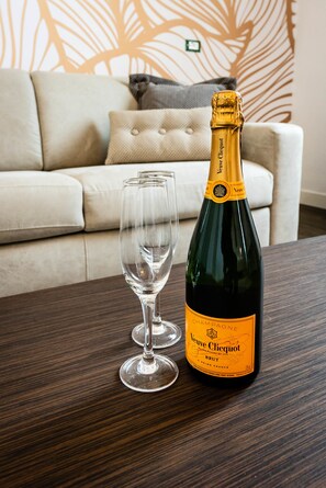 Suite, tina | Caja de seguridad en la habitación, escritorio y cortinas blackout