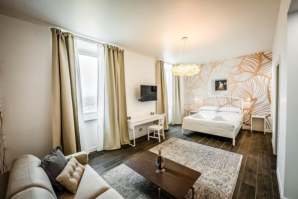 Suite, badekar | Safe på rommet, skrivebord, blendingsgardiner og lydisolert