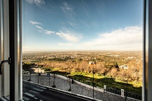 Suite, Bathtub | In-room safe, desk, blackout drapes, soundproofing