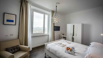 Caja de seguridad en la habitación, escritorio y cortinas blackout