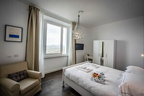 Departamento superior | Caja de seguridad en la habitación, escritorio y cortinas blackout