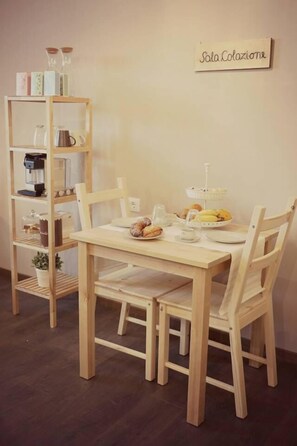 每日供应当地美食早餐（每人 EUR 5.0）