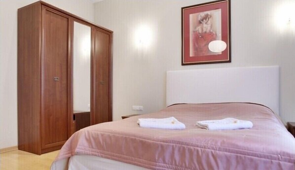 Iron/ironing board, free WiFi, bed sheets