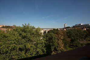A view of a cityscape with buildings, trees, and a clear sky. - Premier Apartment Vysehrad (Prague)