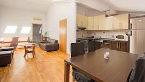 Um apartamento moderno com sala de jantar, cozinha e sala de estar.