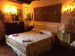 Escritorio, camas plegables/adicionales y ropa de cama