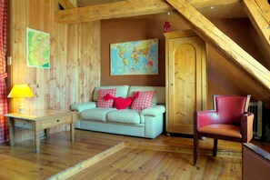 Chambre Confort | Coin séjour | Télévision à écran plat