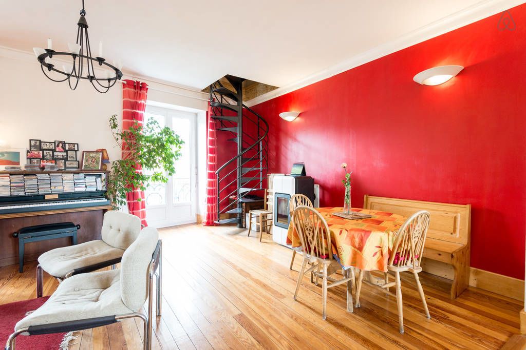 Kamar Comfort | Ruang keluarga | TV layar datar