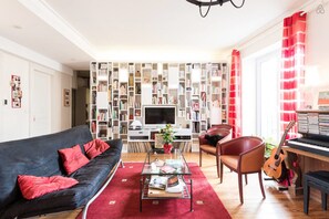 Comfort Room | Living room | Flat-screen TV - Le Refuge Renoir (Chambery)