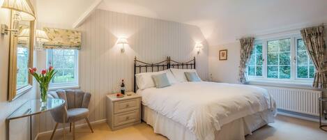 POPPY ROOM – Super King or Twin Bedded ensuite room | Premium bedding, individually decorated, individually furnished