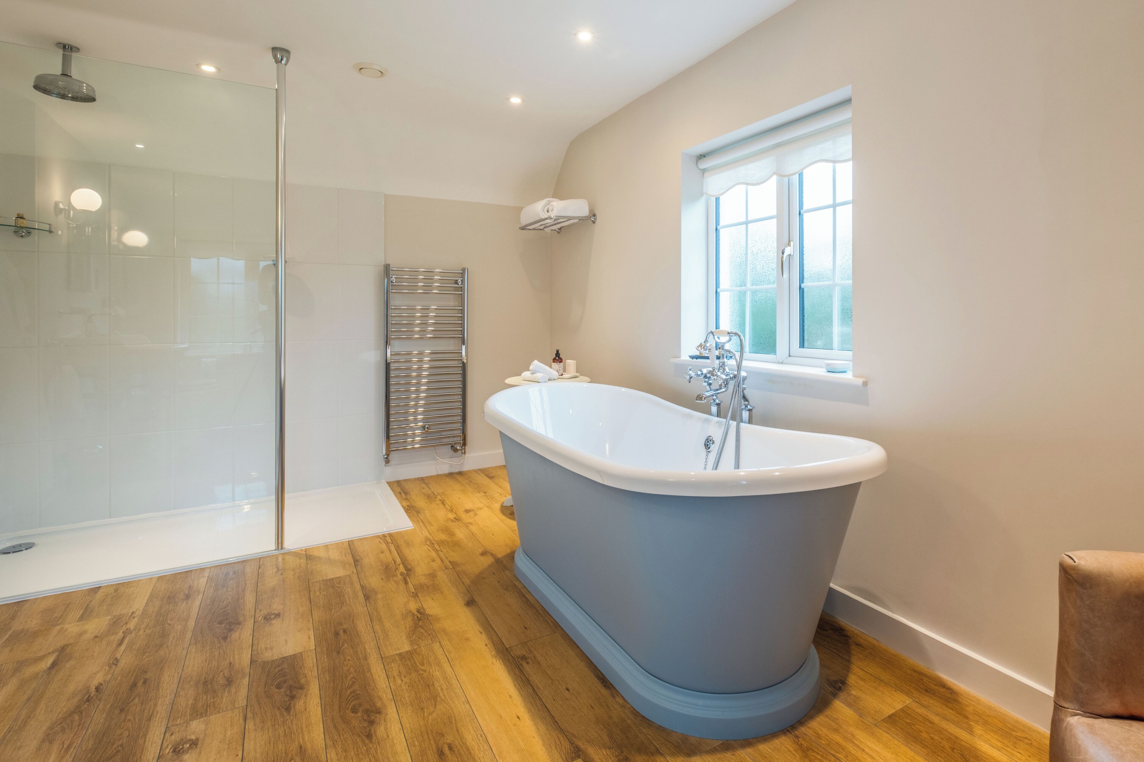 POPPY ROOM – Super King or Twin Bedded ensuite room | Bathroom | Combined shower/tub, deep soaking tub, designer toiletries, hair dryer